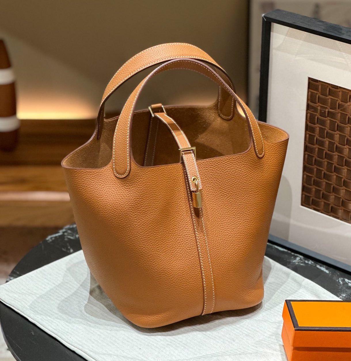 AMELIE BUCKET BAG GOLD