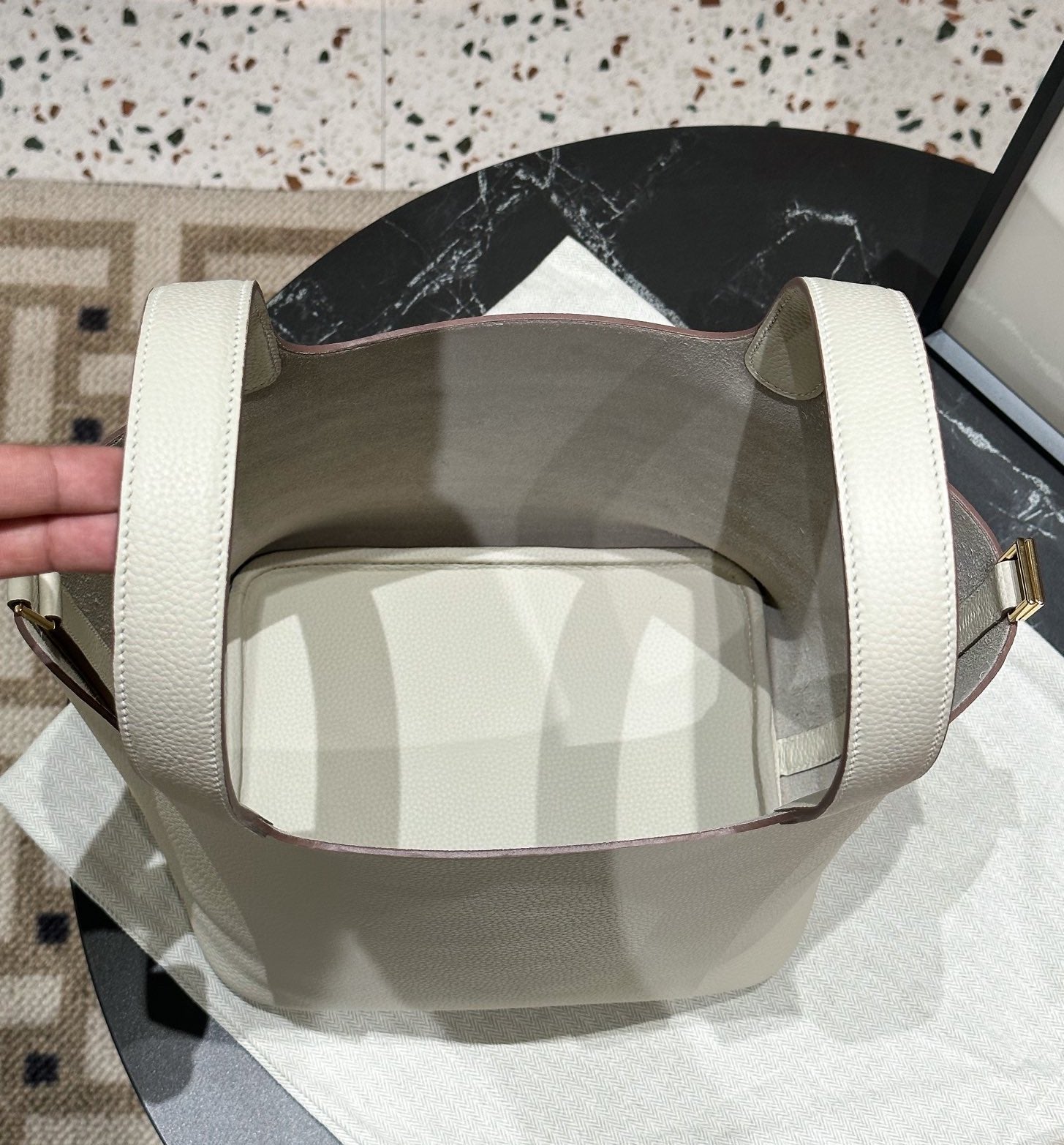 AMELIE BUCKET BAG BETON