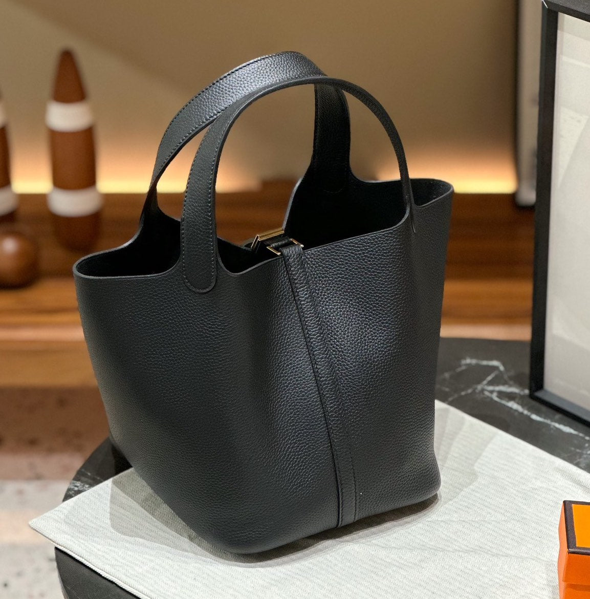 AMELIE BUCKET BAG BLACK