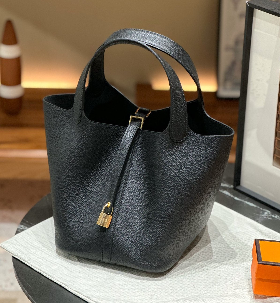 AMELIE BUCKET BAG BLACK
