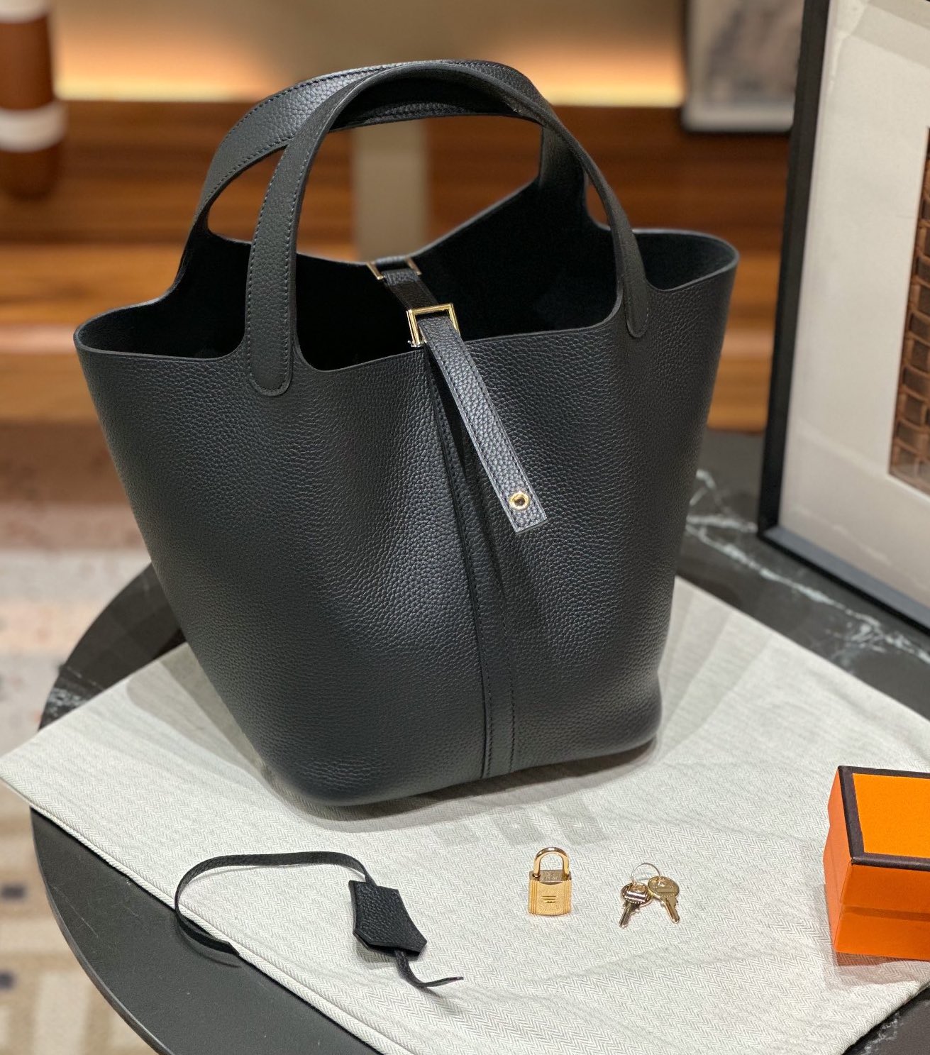 AMELIE BUCKET BAG BLACK